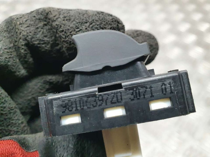 Recambio de mando elevalunas delantero izquierdo para citroën c3 feel referencia OEM IAM 98106397ZD  