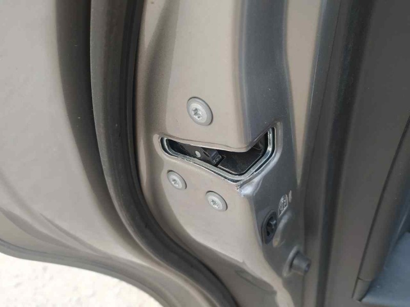 Recambio de cerradura puerta trasera izquierda para lexus es 300h referencia OEM IAM 6906048080  