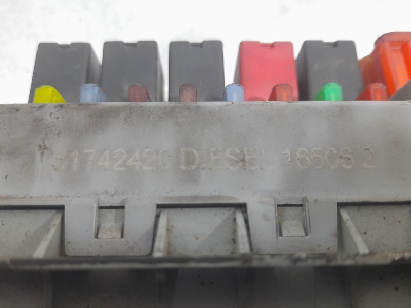 Recambio de caja reles / fusibles para alfa romeo 147 (937_) 1.9 jtdm 8v (937.axd1a, 937.axu1a, 937.bxu1a) referencia OEM IAM 51