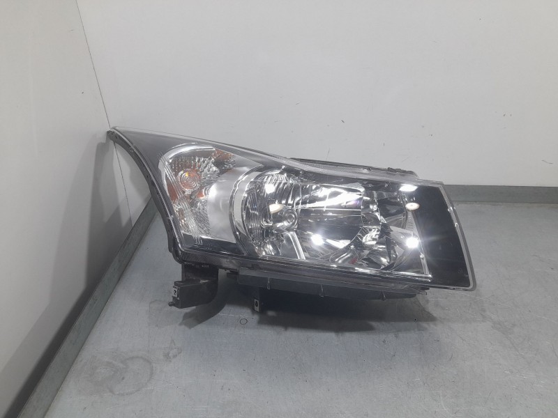 Recambio de faro derecho para chevrolet cruze (j300) 1.6 referencia OEM IAM RHD12413  