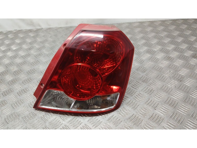 Recambio de piloto trasero derecho para chevrolet aveo / kalos hatchback (t200) 1.2 referencia OEM IAM 96540269 CANTO ROTO 