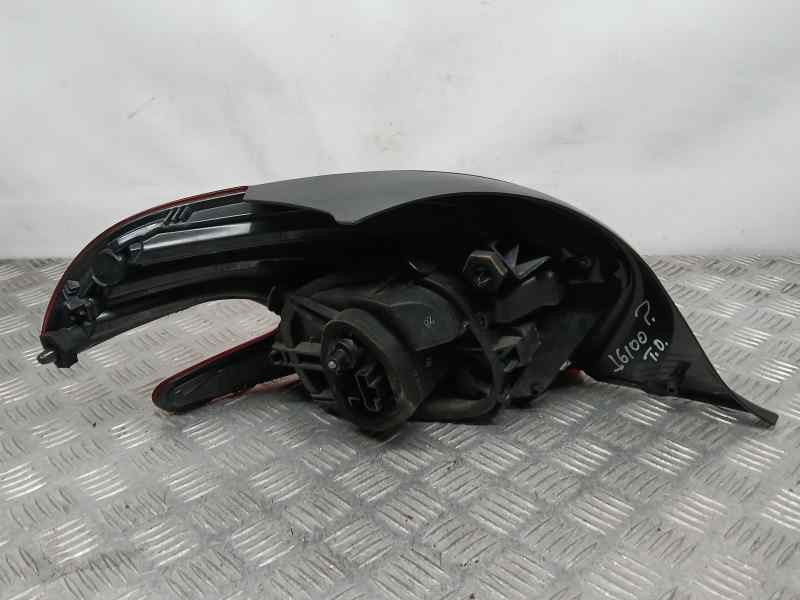 Recambio de piloto trasero derecho para peugeot 208 style referencia OEM IAM 9825601180  ROZADO