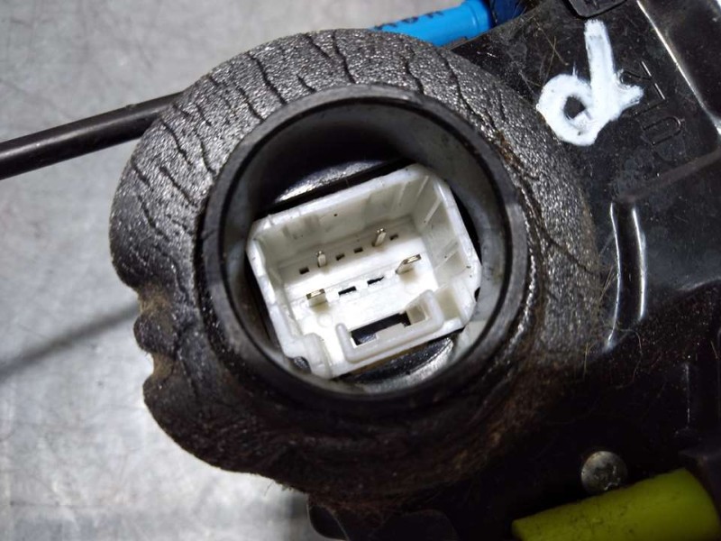 Recambio de cerradura puerta trasera izquierda para toyota auris active referencia OEM IAM 6906005050  4 PINES