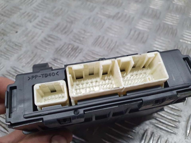 Recambio de modulo electronico para lexus is 300h referencia OEM IAM 8865053430 1778001575 DENSO