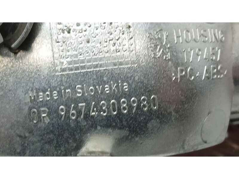 Recambio de piloto trasero central para peugeot 208 style referencia OEM IAM 9674308980  LUZ ANTINIEBLA