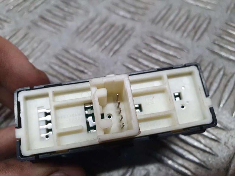 Recambio de modulo electronico para lexus is 300h referencia OEM IAM 15D052  