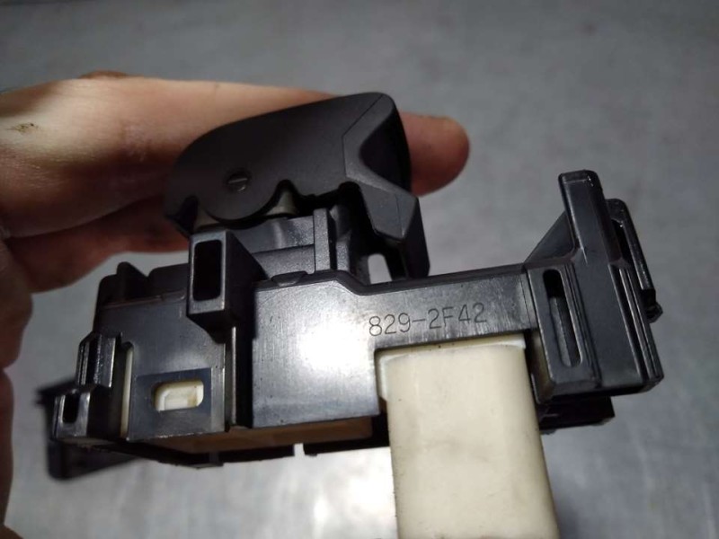 Recambio de mando elevalunas trasero izquierdo para toyota auris active referencia OEM IAM 8292F42  