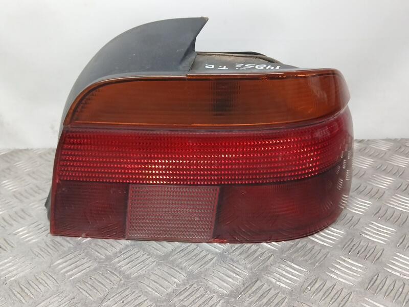 Recambio de piloto trasero derecho para bmw serie 5 berlina (e39) 525tds referencia OEM IAM 8358032 HELLA ROZADO 2VP00724002