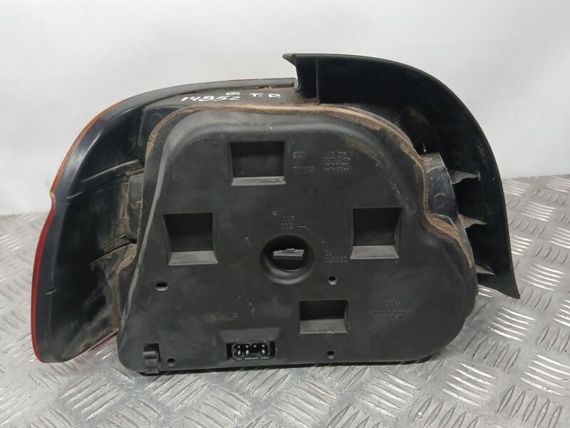 Recambio de piloto trasero derecho para bmw serie 5 berlina (e39) 525tds referencia OEM IAM 8358032 HELLA ROZADO 2VP00724002