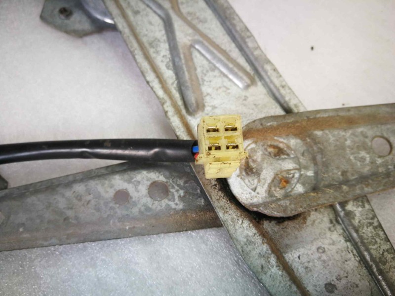 Recambio de elevalunas delantero derecho para mg 200 referencia OEM IAM   DOS PINS