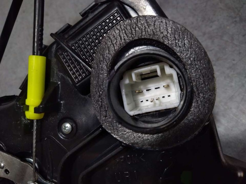 Recambio de cerradura puerta delantera derecha para toyota auris active referencia OEM IAM 6903005130  4 PINES