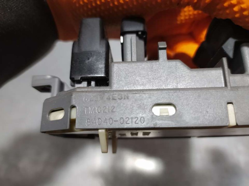 Recambio de mando elevalunas delantero izquierdo para toyota auris active referencia OEM IAM 8404002120  