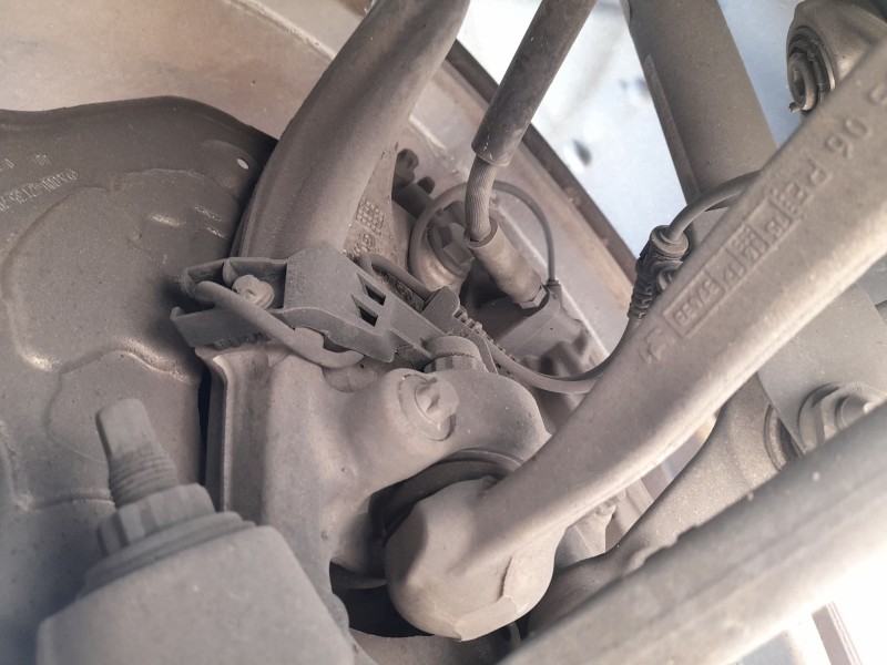 Recambio de mangueta delantera derecha para mercedes-benz clase c descapotable (a205) c 220 d (205.404) referencia OEM IAM A2053