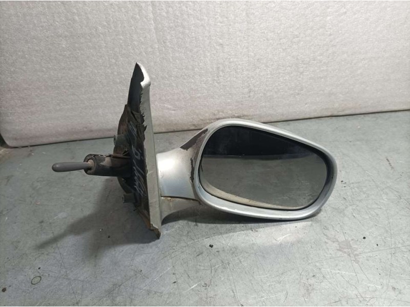 Recambio de retrovisor derecho para renault clio ii fase i (b/cbo) 1.9 d referencia OEM IAM 7700415326  C MANDO PINTURA SALTADA