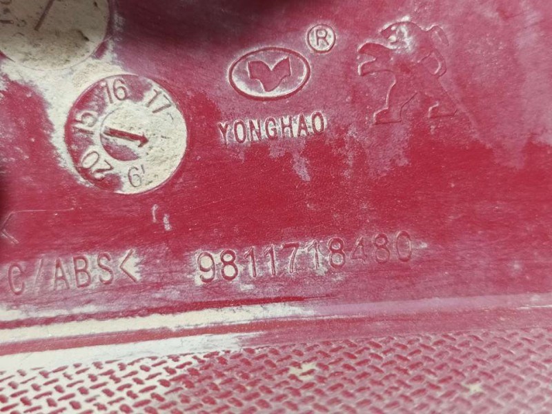 Recambio de piloto trasero izquierdo paragolpes para peugeot 3008 allure referencia OEM IAM 9811718480  