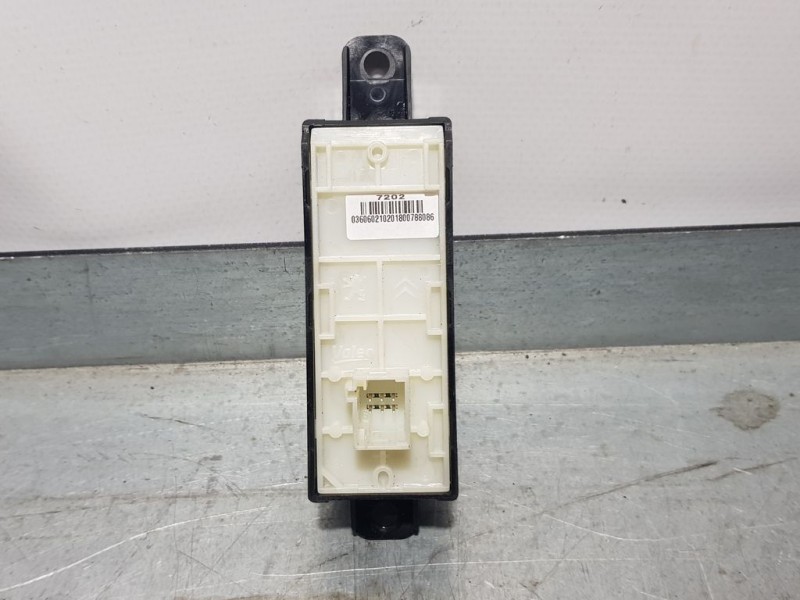 Recambio de mando radio para peugeot 208 access referencia OEM IAM 98097243XU01 181026 