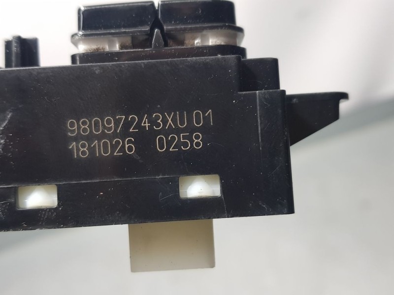 Recambio de mando radio para peugeot 208 access referencia OEM IAM 98097243XU01 181026 