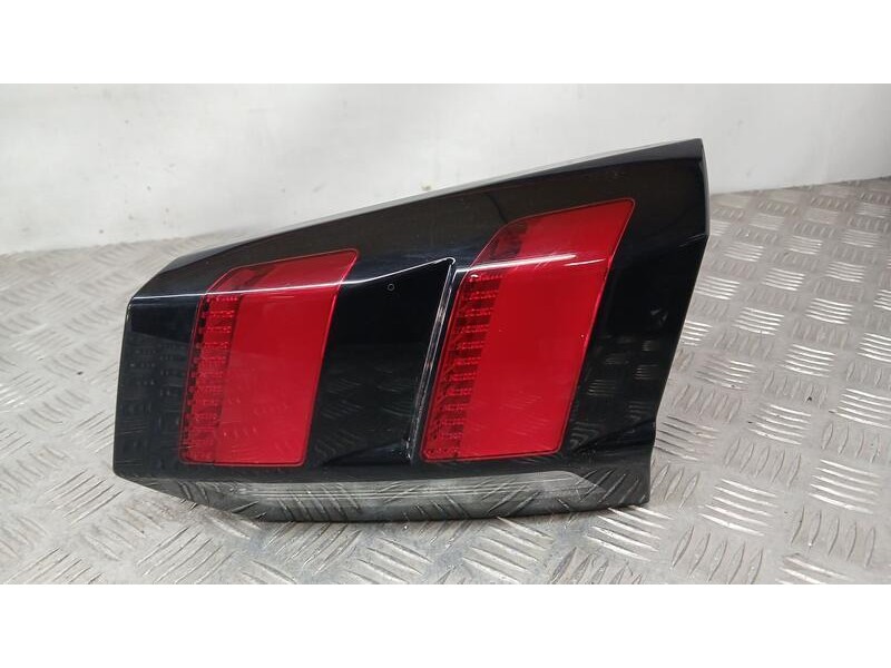 Recambio de piloto trasero derecho interior para peugeot 5008 allure referencia OEM IAM 9811027780  81580201