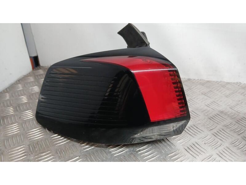 Recambio de piloto trasero izquierdo exterior para peugeot 5008 allure referencia OEM IAM 9811028080 TOCADO 81570101