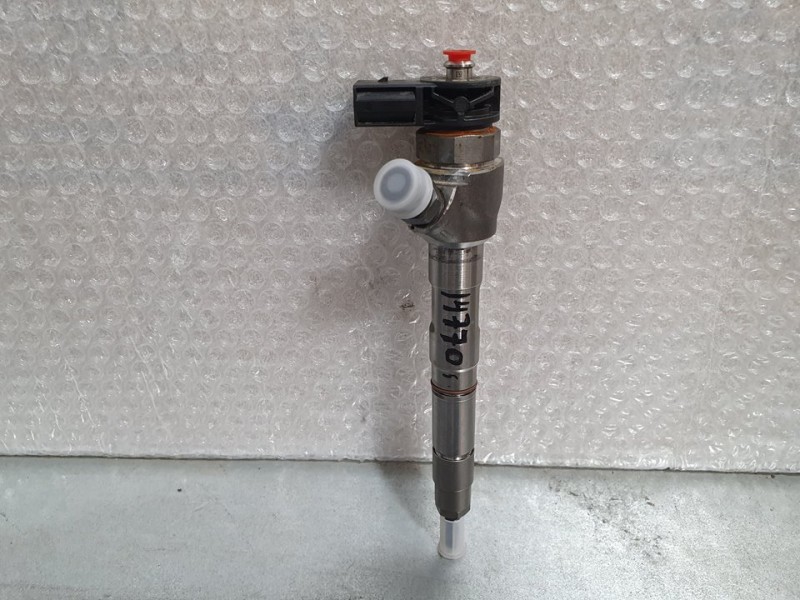 Recambio de inyector para volkswagen passat variant (cb5) business referencia OEM IAM 05L130277E 0445110835 BOSCH