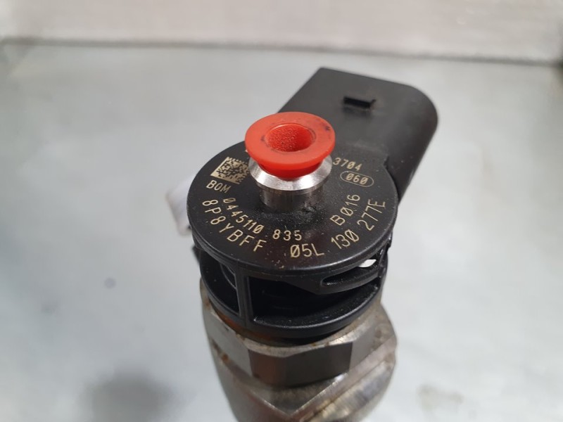 Recambio de inyector para volkswagen passat variant (cb5) business referencia OEM IAM 05L130277E 0445110835 BOSCH