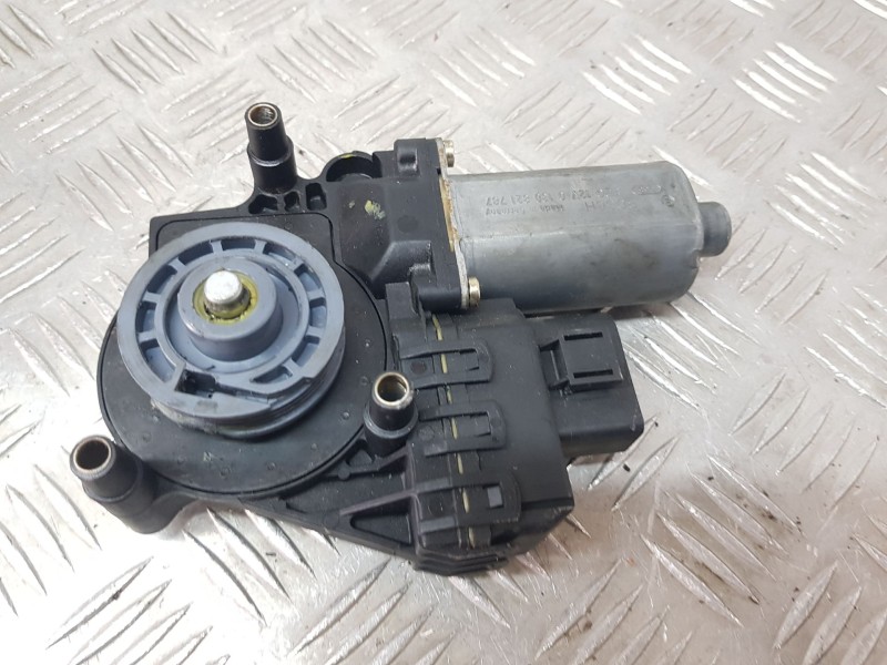 Recambio de motor elevalunas delantero izquierdo para audi a4 b5 (8d2) 1.9 tdi referencia OEM IAM 130821787  BOSCH