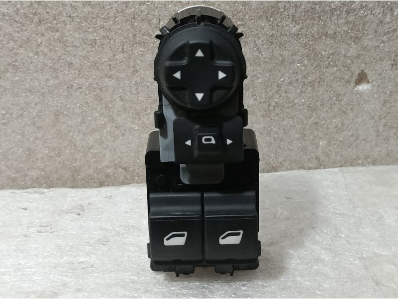 Recambio de mando elevalunas delantero izquierdo para opel corsa f edition referencia OEM IAM 39089070  