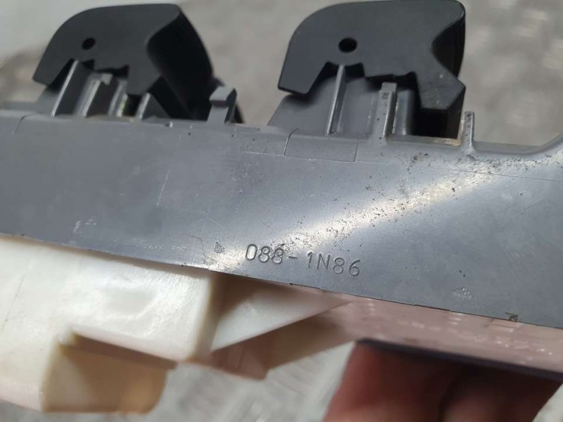 Recambio de mando elevalunas delantero izquierdo para toyota yaris hybrid advance referencia OEM IAM SIN REF  