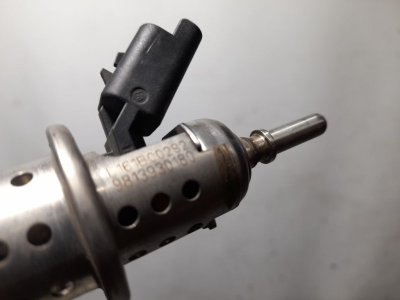 Recambio de inyector adblue para peugeot 208 active referencia OEM IAM 9813930180  