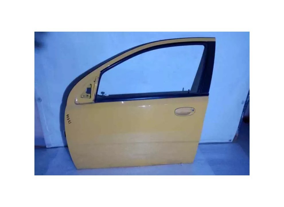 Puerta de coche de segunda mano en un desguace